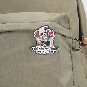 Ensemble d'épingles en émail Book Lover TBR, broche squelette et étoile avec citation pour la décoration de sac à dos - Product Image 4