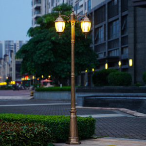 Lampadaire de jardin extérieur en laiton à double tête avec abat-jour en verre, lumière LED blanc chaud IP65 2700K AC 220V, capteur de mouvement, alimenté par énergie solaire - Product Image 1
