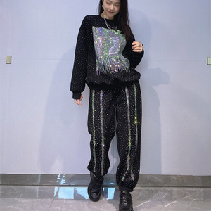 เสื้อสเวตเตอร์และกางเกงประดับเพชรสำหรับผู้หญิง คอกลม แขนยาว ทรงหลวม ชุดลำลองสองชิ้นสำหรับฤดูใบไม้ร่วงฤดูหนาว - Product Image 1