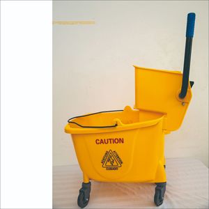 Cubo de fregado manual con centrifugadora de agua de 32L y carrito para uso en hoteles y limpieza comercial - Product Image 1
