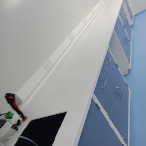 بيع مباشر من المصنع لمعدات المختبرات الكيميائية التجارية، طاولة مختبر مخصصة تستخدم في الجامعات والمستشفيات - Product Image 3