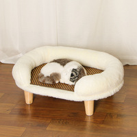 Canapé-lit surélevé pour chat en peluche, doux et moelleux, avec pieds en bois massif, lit de repos chaud pour chats