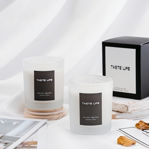 Bougie personnalisée <span class=keywords><strong>avec</strong></span> logo, pot <span class=keywords><strong>en</strong></span> <span class=keywords><strong>verre</strong></span> givré blanc, cire de soja, étiquette noire, couvercle <span class=keywords><strong>en</strong></span> bois clair, bougies parfumées pour offrir <span class=keywords><strong>en</strong></span> cadeau - Product Image 4