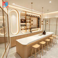 Comptoir de bar à café en bois clair personnalisé avec éclairage LED, mobilier de réception de café, vitrine murale avec personnalisation à guichet unique
