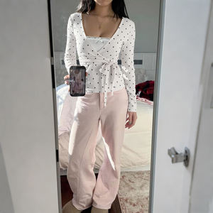 เสื้อผู้หญิงแขนยาวคอวีลายจุดผูกเอว ผ้าถักระบายอากาศดี สำหรับฤดูใบไม้ร่วง พร้อมลายพิมพ์ดิจิทัล - Product Image 3