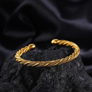 Europe et les États-Unis mode <span class=keywords><strong>bracelet</strong></span> <span class=keywords><strong>enroulé</strong></span> en <span class=keywords><strong>fil</strong></span> d'acier filles acier au titane de haute qualité ne se décolore pas bijoux ouverts 18k - Product Image 2