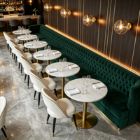 Ensemble de meubles de restaurant de luxe moderne : banquette capitonnée en velours vert émeraude, table et chaises droites pour hôtel et salon