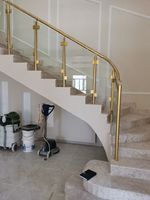 Balustrade contemporaine en verre et acier inoxydable doré brossé pour terrasse, balcon, escalier et villa