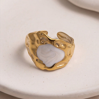 Großhandel Klassischer 18k Vergoldeter Edelstahl Verstellbarer Lava-Hammer-Muster Unregelmäßiger Weißer Fritillaria Breiter Offener Ring
