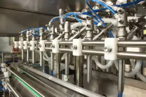 सुरक्षित और विश्वसनीय तरल साकेट भरने मशीन चीनी स्क्रब भरने वाली मशीन शराब की बोतल भरने वाली मशीन