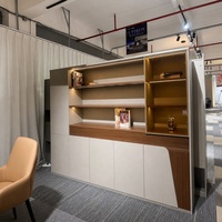 Meuble de rangement de bureau blanc avec étagères LED, accent en bois, cadre doré, sans poignées, pour bureau de direction