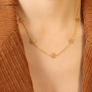 Conjunto de Joyería Daisy |   Collar, Pulsera y Aretes de Acero Inoxidable con Baño de Oro PVD de 18K con Diseño de Margarita |   Impermeable, Hipoalergénico y Duradero - Product Image 3