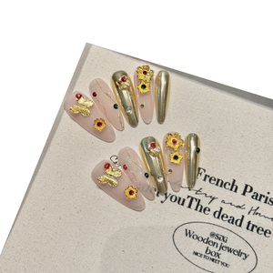 El yapımı, lüks çiçek desenli, altın simli ve elmas işlemeli, altın kaplama takma tırnaklar - Product Image 3