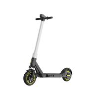 Adultes partageant un scooter électrique avec un moteur de 25 km/h, un dispositif IoT amovible rapidement, type électronique intelligent