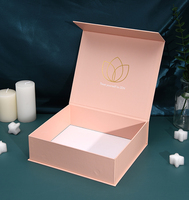 Boîte cadeau en carton de luxe haut de gamme pour sous-vêtements, avec logo estampé à l'or, ruban personnalisé et fermeture magnétique à clapet.