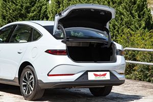 AUTO BYD Qin <span class=keywords><strong>L</strong></span> Sedán 120KM Edición <span class=keywords><strong>H</strong></span>íbrida de Conducción Inteligente AWD 4 Puertas 5 Plazas con Asientos de Cuero <span class=keywords><strong>E</strong></span>-CVT 0-100km/<span class=keywords><strong>h</strong></span> 7.6s - Product Image 4