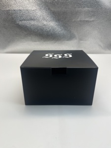 Tùy chỉnh hộp mũ đen với logo màu trắng Kích thước tiêu chuẩn cán bóng mờ dập nổi - Product Image 6