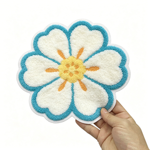 Patchs thermocollants personnalisés en chenille brodée avec bordure surjetée, motifs floraux, logo, nœuds et fleurs brodées - Product Image 1