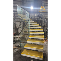 Escalier flottant minimaliste avec marches en bois massif et garde-corps en verre trempé