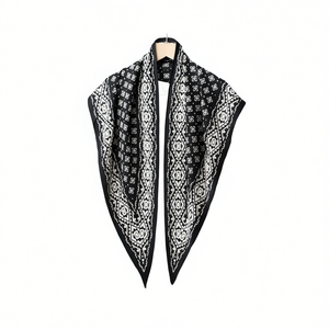 Pañuelo Triangular Angelina 135x60cm con Patrón Geométrico, Accesorio de Moda para Mujer, Todas las Temporadas, Poliéster, Estilo Largo - Product Image 1