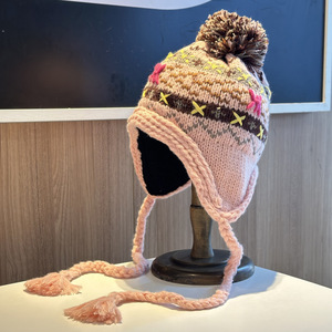 Chapeau tricoté avec oreillettes, pompon et pompon en frange, beige, chaud et coupe-vent pour l'hiver, pour femmes, style décontracté, circonférence de la tête 56-58 cm - Product Image 2