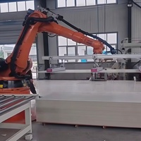 Robot industriel KUKA KR360 R2800-2 pour la manutention de planches de bois et le ramassage de tôles métalliques avec ventouse