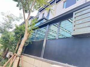 Cadre en alliage d'aluminium, fenêtre à persiennes en verre extérieure, lames de persiennes à ouverture horizontale, design moderne, ventilation automatique et manuelle - Product Image 4