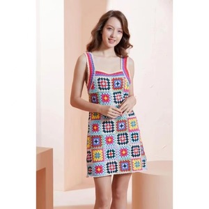 Abito da donna multicolore all'uncinetto con motivo Granny Square, senza maniche, scollo quadrato, stile boho, mini abito. - Product Image 2