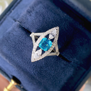 Anello dal Design Geometrico Classico da Donna - Product Image 1