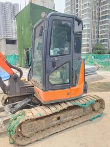 Excavatrice Hitachi ZX65 d'occasion, fabriquée au Japon, 7 tonnes, sur chenilles, certifiée CE, avec accessoire de pince, attache rapide et brise-roche - Product Image 4