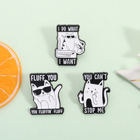 Broches de esmalte de gato sarcástico y atrevido con gesto de dedo medio: No me puedes detener, hago lo que quiero. Joyería para solapa.