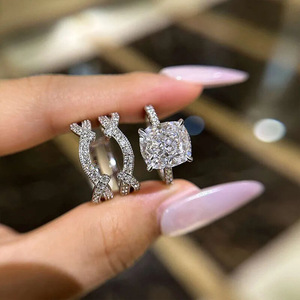 Set di Anelli con Zirconi Taglio Cuscino a Quattro Punte in Due Pezzi per Donne, Gioielli Scintillanti per Proposta e Fidanzamento - Product Image 4