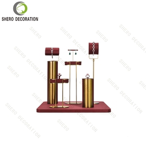 Kit de présentation de bijoux en microfibre rouge pour boutique de détail, avec buste à bijoux et porte-bagues en métal doré - Product Image 4