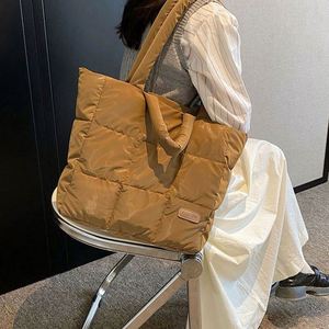 Sac fourre-tout matelassé de haute qualité, doux et moelleux, sac à main pour femme, sac à bandoulière pour le shopping - Product Image 2