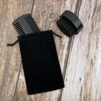 Kit de toilettage de barbe haut de gamme avec brosse à raser en poils de sanglier, manche circulaire noir, peigne, ciseaux de barbier et pochette en velours – Meilleures ventes