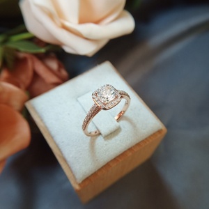 Anillo de Halo de Oro Rosa de 14K con Moissanita de Corte Redondo de 0.6ct, Estilo Romántico, para Aniversario/Anillo de Compromiso - Product Image 4