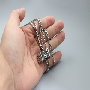Collier avec pendentif marteau de Thor en acier titane, cadeau unisexe, bijoux à la mode - Product Image 2