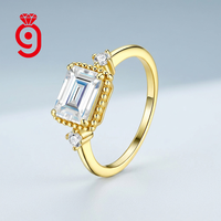 Bague de fiançailles à trois pierres en moissanite taille émeraude, en argent S925 plaqué or, avec halo perlé milgrain et moissanite ronde latérale, pour usage quotidien