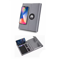 Cargador inalámbrico de luz LED triple de 8000mAh de alta capacidad, soporte para banco de energía para portátil con interfaces Micro USB AC USB