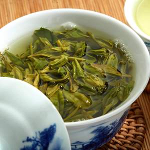 Thé vert Longjing Dragon Well biologique pour infusion à froid et thé glacé, avec des notes naturelles de marron doux et rafraîchissant pour les boissons estivales - Product Image 5
