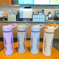 Bouteille d'eau sport en plastique réutilisable sans BPA avec poignée, double paroi, 580 ml, portable, pour étudiants, à prix abordable