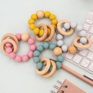 Nouveau produit bracelet <span class=keywords><strong>de</strong></span> <span class=keywords><strong>dentition</strong></span> en bois naturel pour bébé avec <span class=keywords><strong>anneau</strong></span> en silicone développement des compétences sensorielles pour les bébés <span class=keywords><strong>de</strong></span> <span class=keywords><strong>dentition</strong></span> - Product Image 4