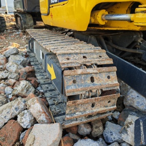 Miniexcavadora Komatsu PC18MR-2 usada, original de Japón, de 1.8 toneladas, con giro de cola cero, excavadora con línea de martillo hidráulico y pluma desplazable. - Product Image 3