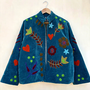 Chaqueta de terciopelo azul verdoso hecha a mano para mujer con bordado floral de corazones y cremallera frontal, abrigo de invierno tipo Oveoat - Product Image 1