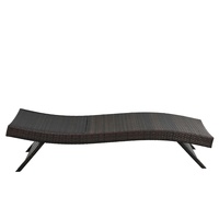 Chaise longue d'extérieur en rotin tressé avec dossier réglable et coussin, idéale pour patio, bord de piscine, plage, jardin et cour.