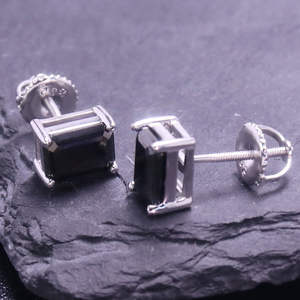 Pendientes de piedra arenisca negra con tachuelas plateadas, corte esmeralda, 1 quilate, 5x7 mm - Product Image 5