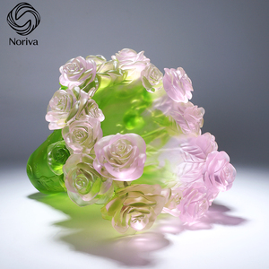 Vase à roses en verre artisanal Contem, sculpture en relief papillon en Liuli Pâte de Verre pour la décoration d'hôtels haut de gamme et les cadeaux d'entreprise - Product Image 4