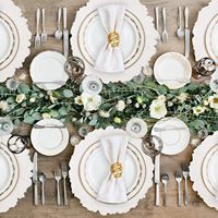 Assiettes de présentation de luxe en plastique de 13 pouces, incassables, or, argent, rouge vin, pour décoration de mariages et banquets (vente en gros)