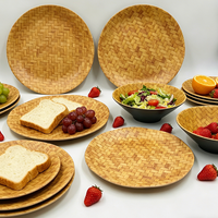Accessoires de cuisine rustiques en paille tressée, vaisselle en mélamine avec bord ondulé, assiettes et bols pour restaurant