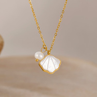Collier élégant en acier inoxydable avec perles et coquillages, accessoire polyvalent pour femme au style raffiné